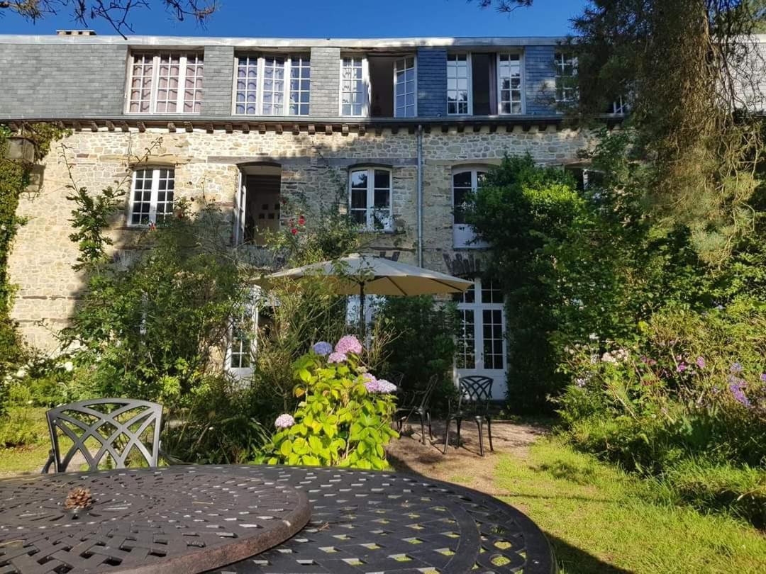 Hotel MANOIR DU TERTRE au coeur de la forêt de Brocéliande Paimpont Esterno foto